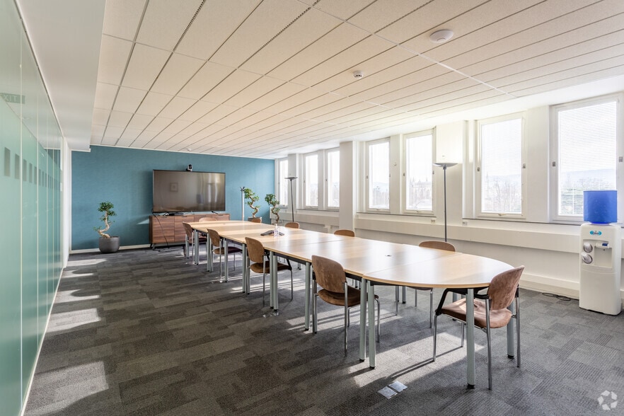 Montpellier Dr, Cheltenham for sale - Interior Photo - Image 3 of 15