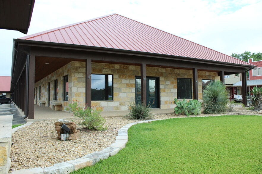 560 N Main St, Salado, TX for lease - Building Photo - Image 2 of 5