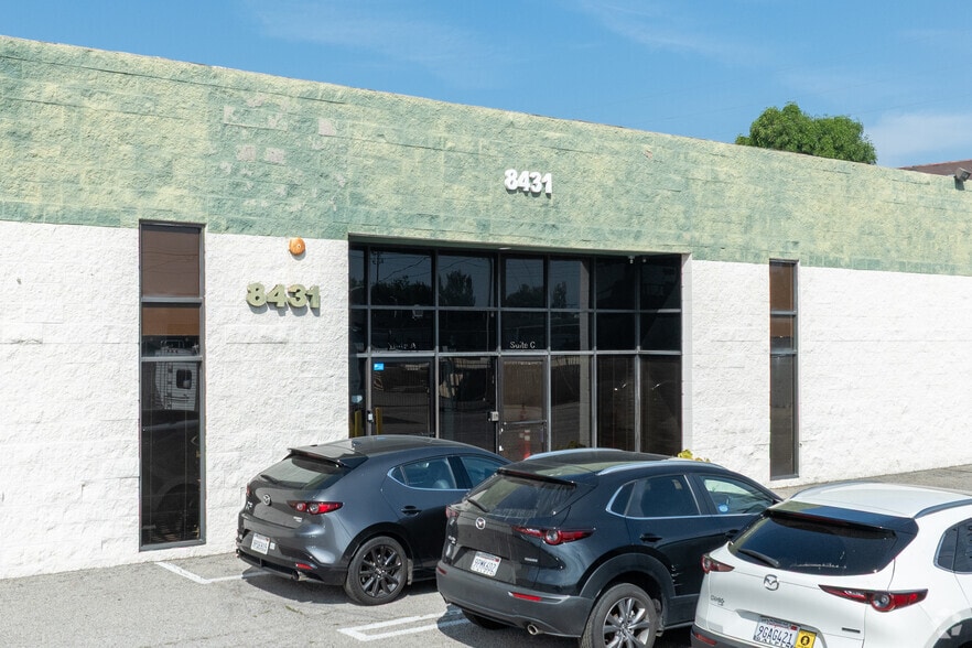 8411-8421 Canoga Ave, Canoga Park, CA for lease - Building Photo - Image 3 of 10