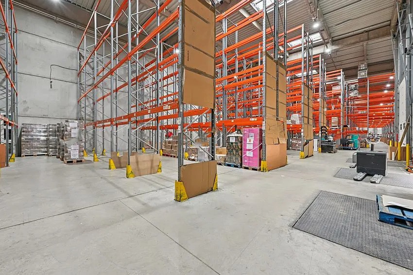 Industrial in Stains for lease - Building Photo - Image 3 of 12