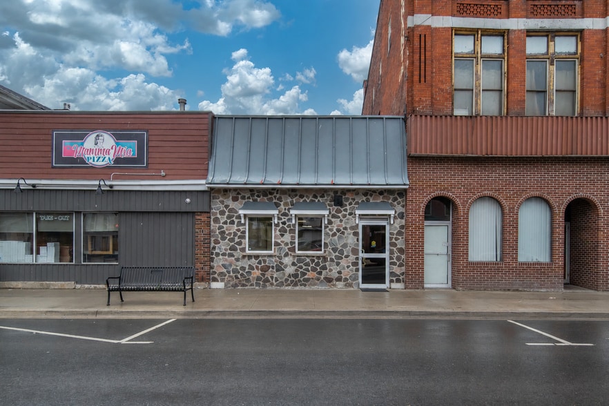 58 Dundas St E, Napanee, ON à vendre - Photo du bâtiment - Image 1 de 25