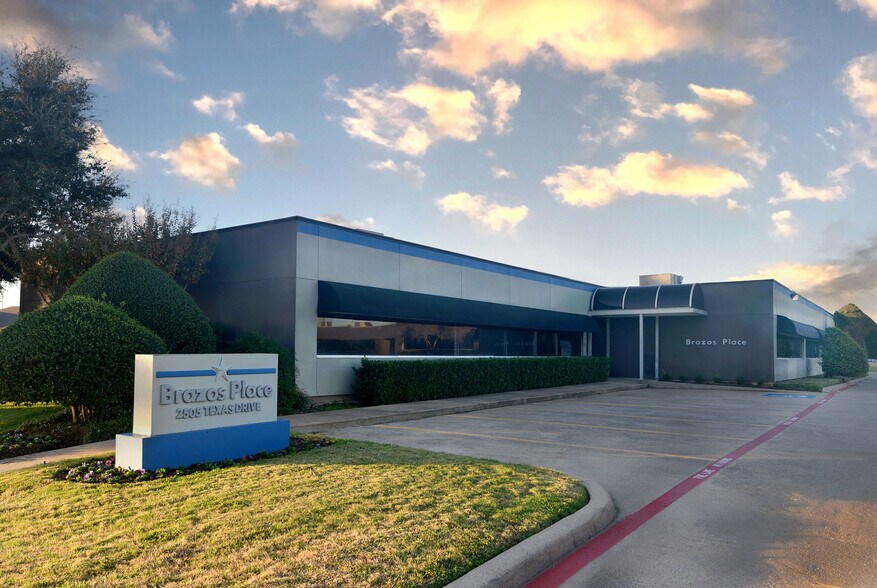 2505 Texas Dr, Irving, TX à louer - Photo du bâtiment - Image 2 de 7