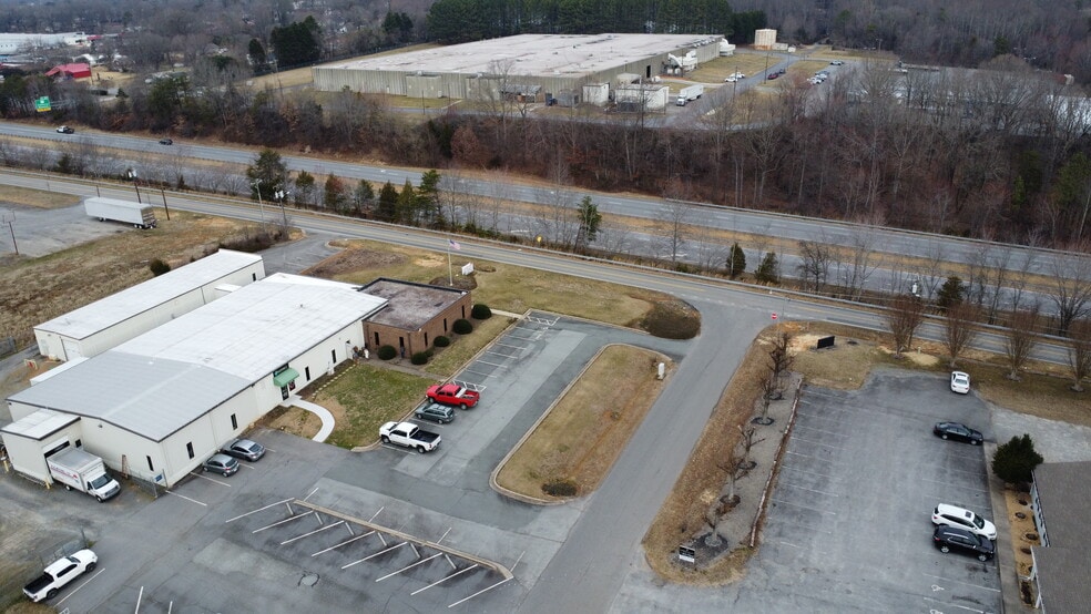 250 Woodlyn Dr, Yadkinville, NC à louer - Photo du bâtiment - Image 2 de 3