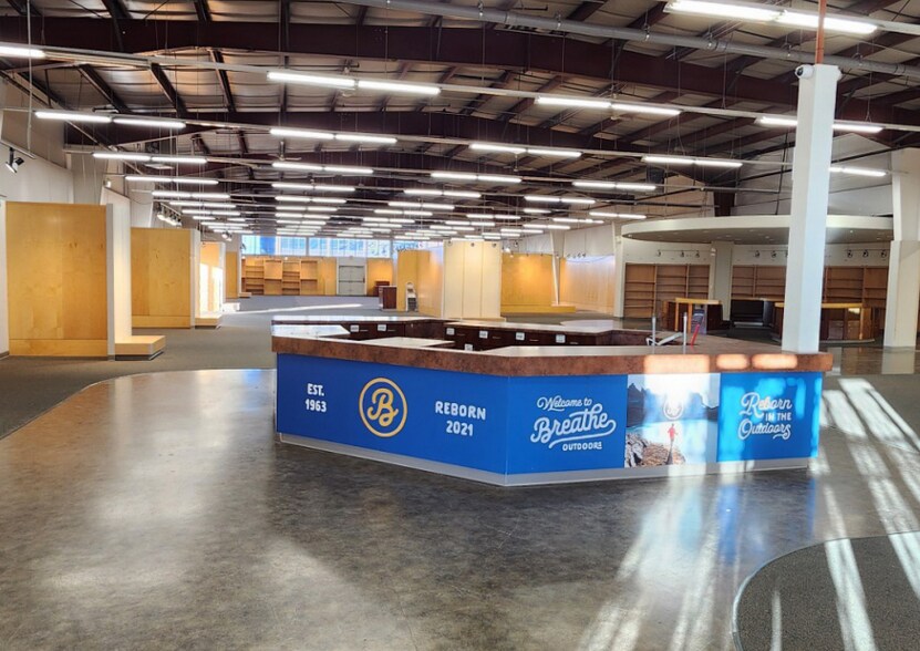 Retail & Flex 170 ST & 110 Ave portefeuille de 2 propriétés à vendre sur LoopNet.ca - Photo du bâtiment - Image 3 de 9