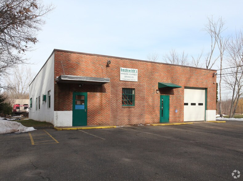 74 E Dudley Town Rd, Bloomfield, CT à vendre - Photo du bâtiment - Image 2 de 2