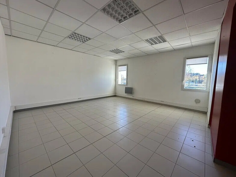 Office in Venelles for lease - Interior Photo - Image 3 of 9