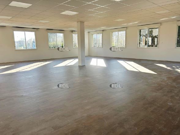 Office in Le Pontet for lease Interior Photo- Image 1 of 6