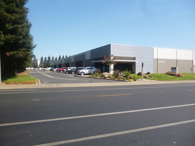 9727 Business Park Dr, Sacramento, CA à louer - Photo du bâtiment - Image 3 de 4
