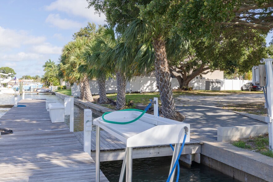 5816 Skimmer Point Blvd S, Gulfport, FL à louer - Photo du bâtiment - Image 3 de 10