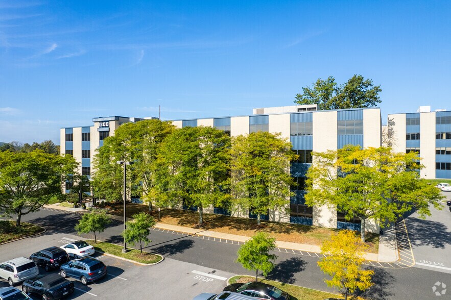 1300 Virginia Dr, Fort Washington, PA à louer - Photo du bâtiment - Image 2 de 9