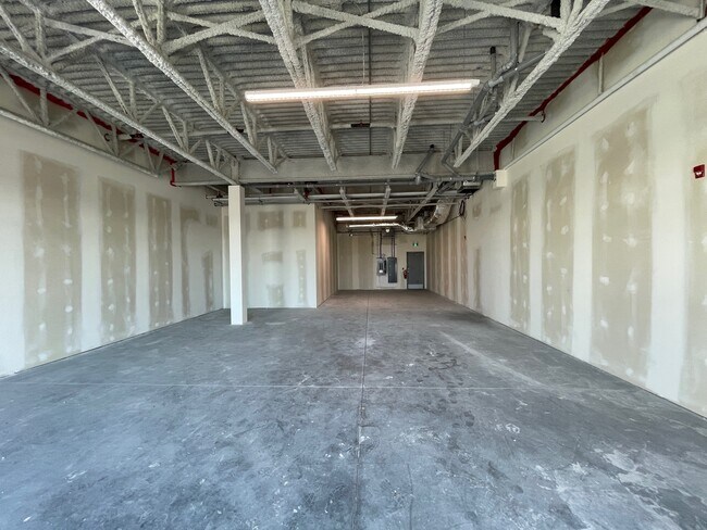 Plus de détails pour 6828 178 Av NW, Edmonton, AB - Commerce de détail à louer