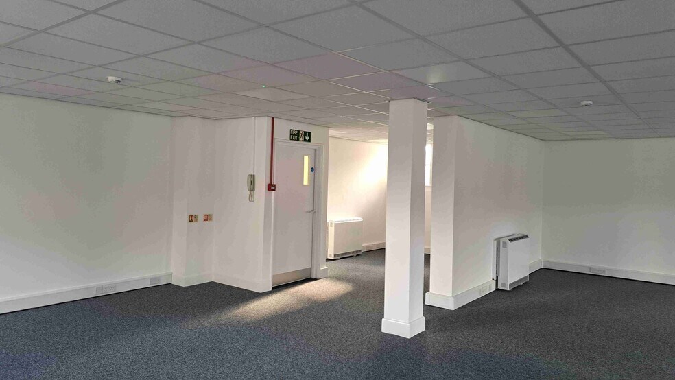 8-9 High St, Marlborough à louer - Photo du bâtiment - Image 2 de 3