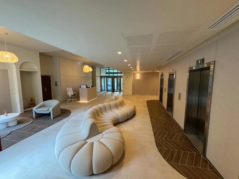 Office in Marseille for lease - Building Photo - Image 2 of 11