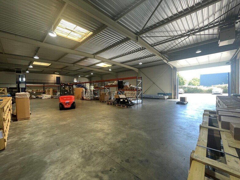 Flex in Houdan for lease - Interior Photo - Image 2 of 7