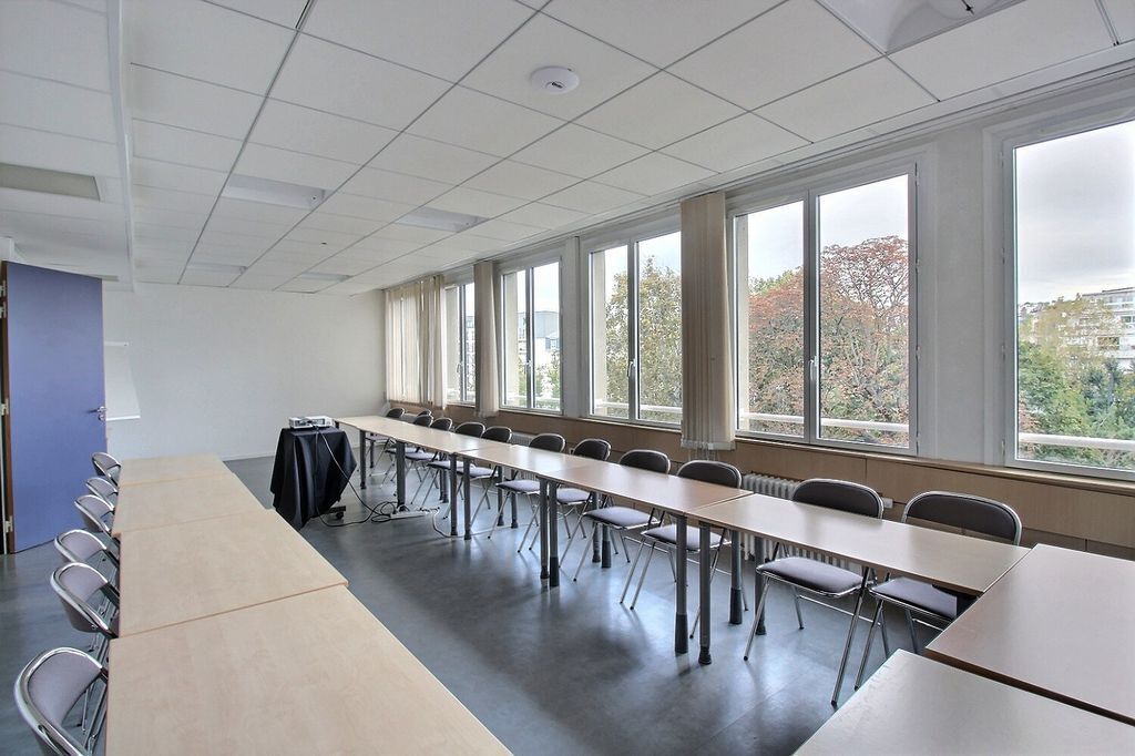 Office in Paris for lease Interior Photo- Image 1 of 11