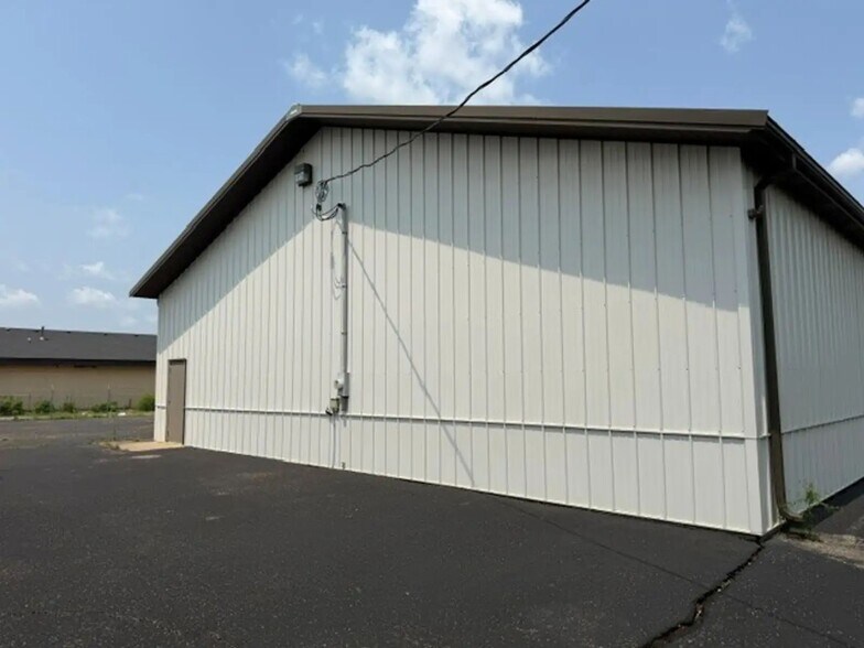 950 Glengarry Drive, Fairdale, KY à vendre - Photo du bâtiment - Image 3 de 22
