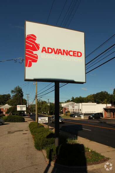 2908 Brownsboro Rd, Louisville, KY à louer - Photo du bâtiment - Image 2 de 6