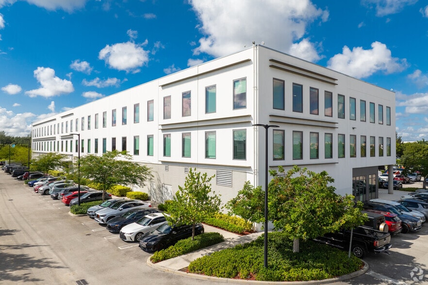 1695 NW 110th Ave, Miami, FL for lease - Primary Photo - Image 1 of 35