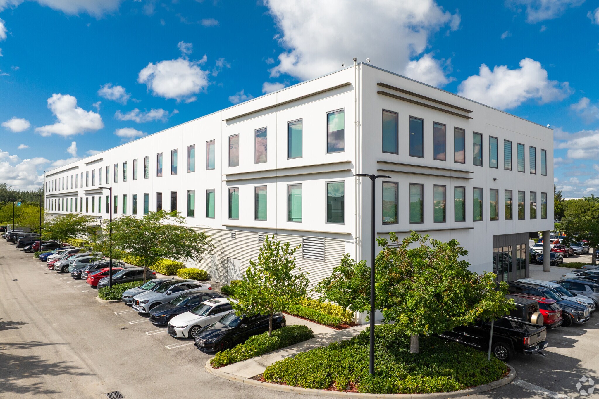 1695 NW 110th Ave, Miami, FL à louer Photo principale- Image 1 de 35