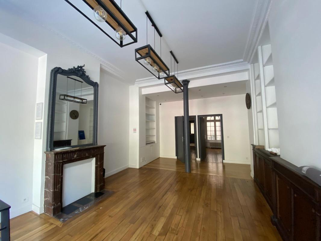 Retail in Paris for lease Interior Photo- Image 1 of 6