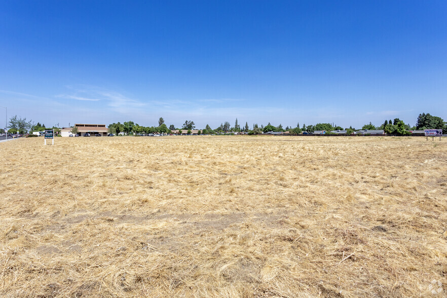 1859 Shaw Ave, Clovis, CA for sale - Building Photo - Image 2 of 10