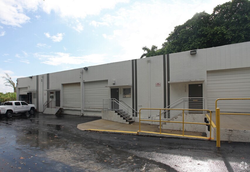 1920-1934 Stirling Rd, Dania Beach, FL à louer - Photo du bâtiment - Image 2 de 9