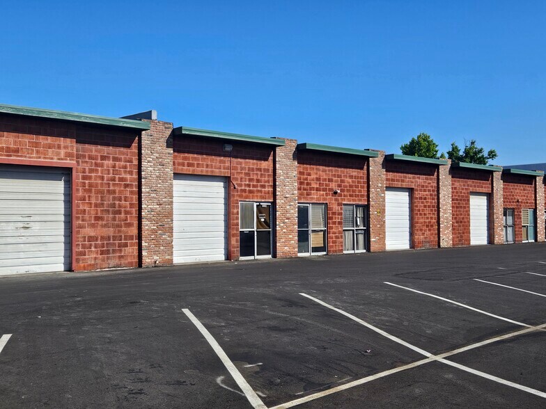 1310-1344 Industrial Ave, Escondido, CA à louer - Photo du bâtiment - Image 1 de 5