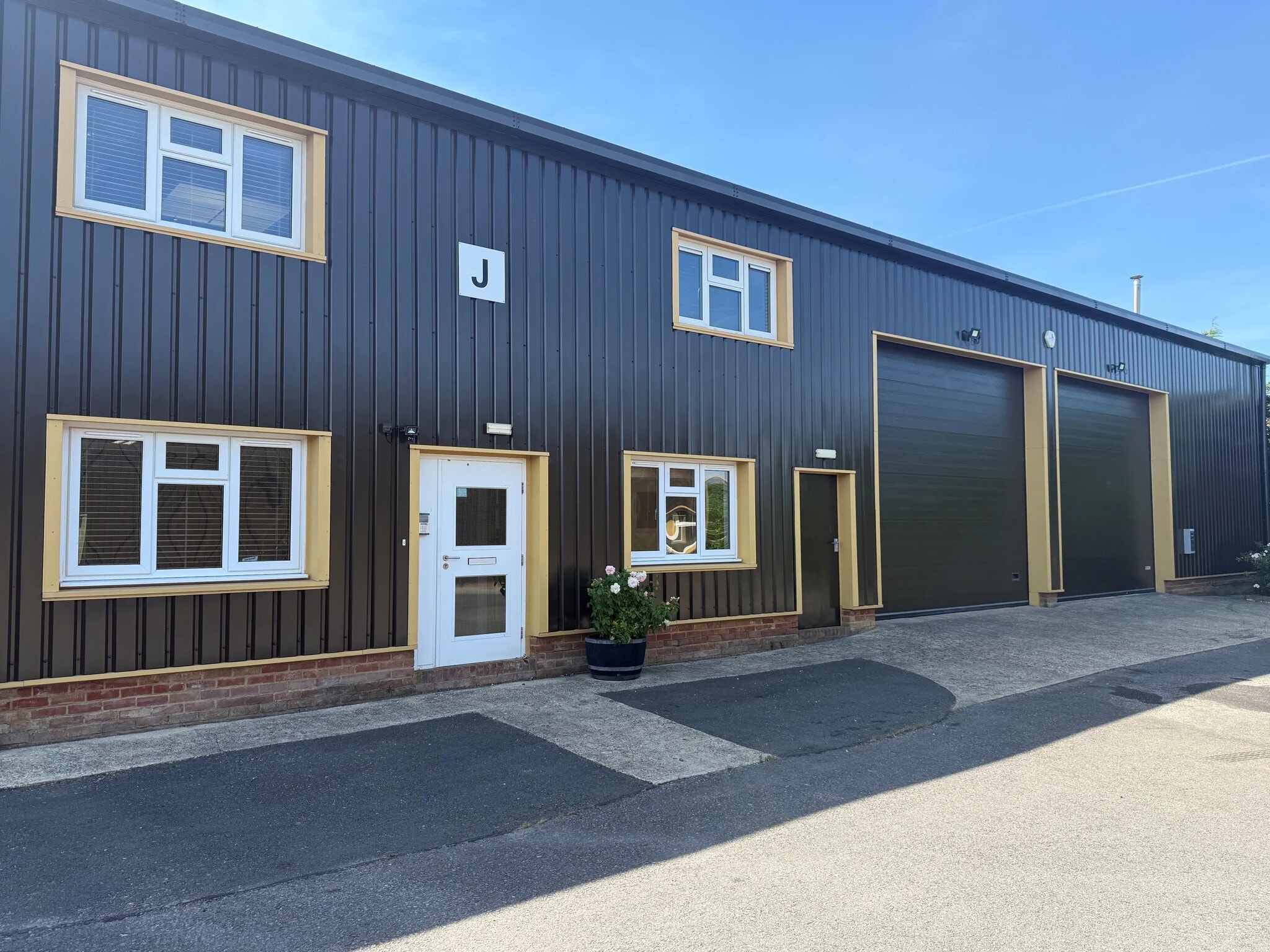 Basingstoke Rd, Reading for lease Building Photo- Image 1 of 11