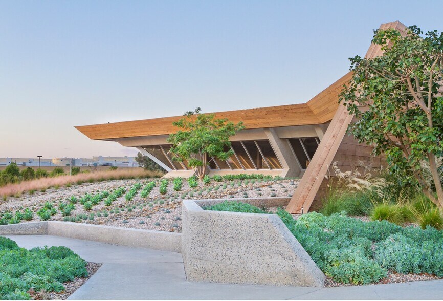 2051 Palomar Airport Rd, Carlsbad, CA à louer - Photo du bâtiment - Image 1 de 23