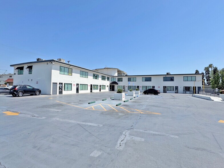 599 S Barranca Ave, Covina, CA à vendre - Photo du bâtiment - Image 3 de 7