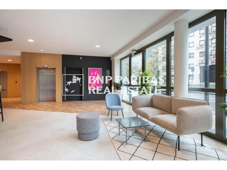 Bureau dans Saint-Denis à louer - Photo du bâtiment - Image 3 de 12