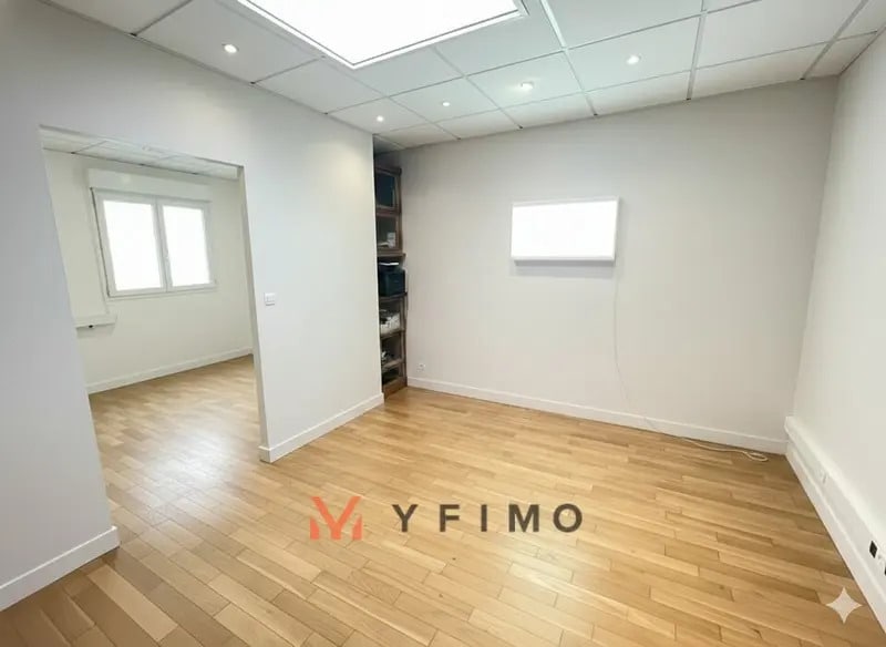 Office in Les Mureaux for lease - Building Photo - Image 1 of 10