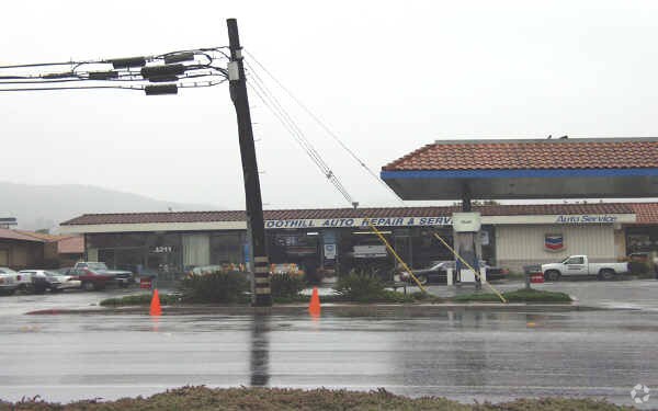 1211 E Vista Way, Vista, CA à louer - Photo du bâtiment - Image 3 de 8