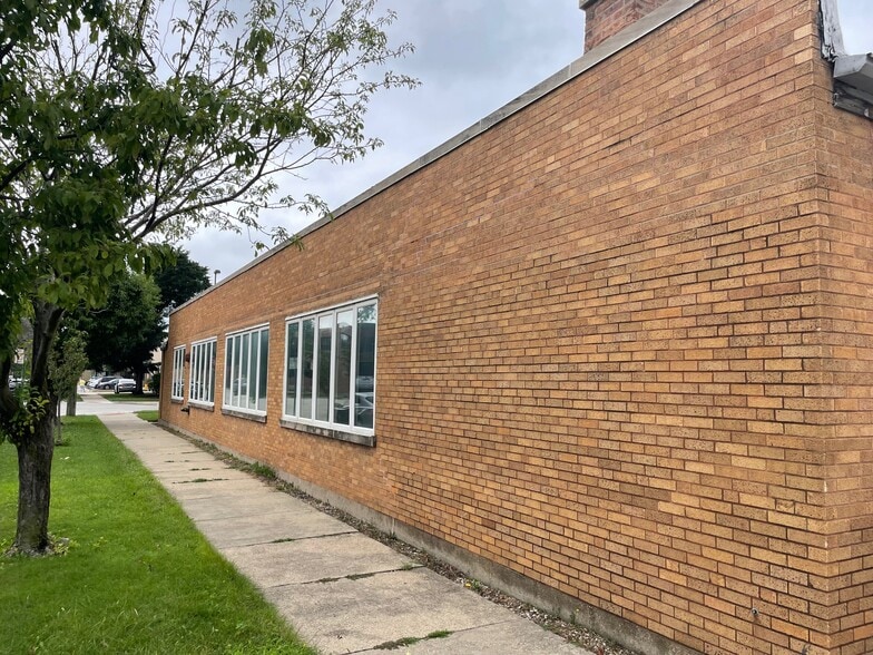 8101 Monticello Ave, Skokie, IL for sale - Building Photo - Image 2 of 11
