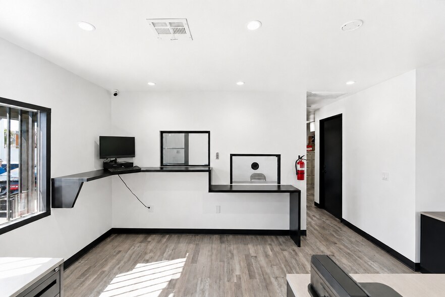 13449 Van Nuys Blvd, Pacoima, CA à louer - Photo du bâtiment - Image 3 de 10