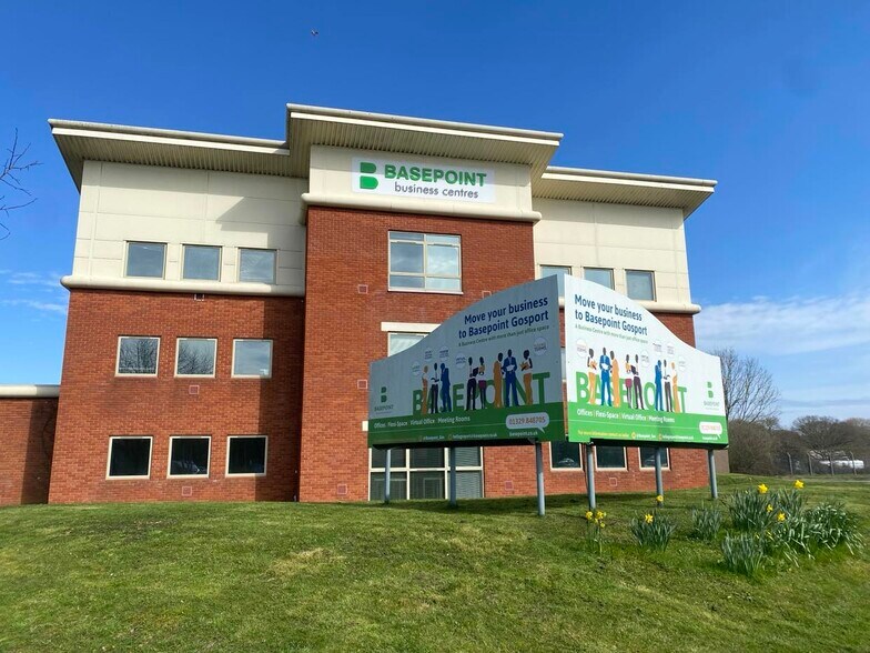 Aerodrome Rd, Gosport à louer - Photo du bâtiment - Image 2 de 13