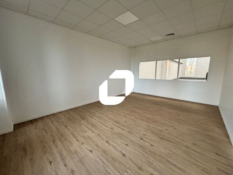 Office in Lisses for lease - Building Photo - Image 3 of 6