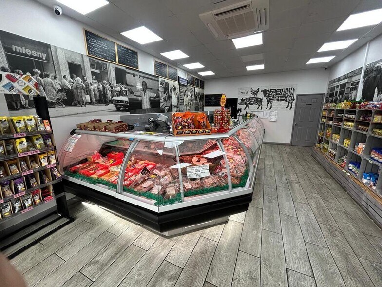 241 Imperial Dr, Harrow for lease - Primary Photo - Image 1 of 5