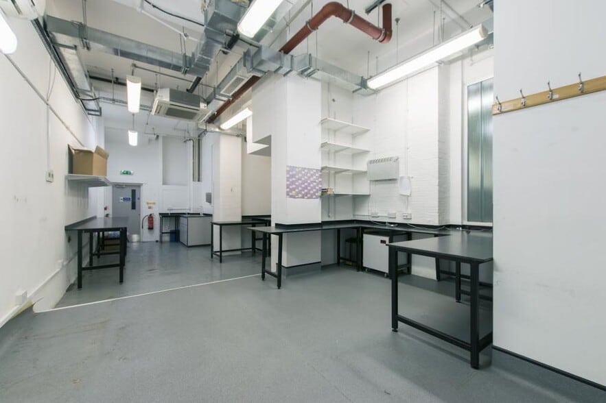 6 Bridgewater Sq, London for sale - Interior Photo - Image 3 of 11