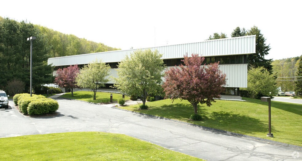427 Goshen Rd, Torrington, CT à vendre - Photo du bâtiment - Image 2 de 27