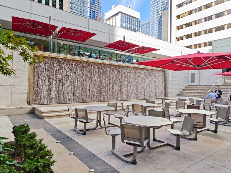 130 King St W, Toronto, ON à louer - Photo du bâtiment - Image 3 de 14