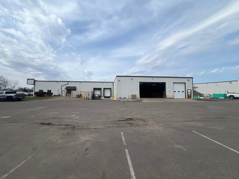 9355 Holly St NW, Coon Rapids, MN à louer - Photo du bâtiment - Image 3 de 4