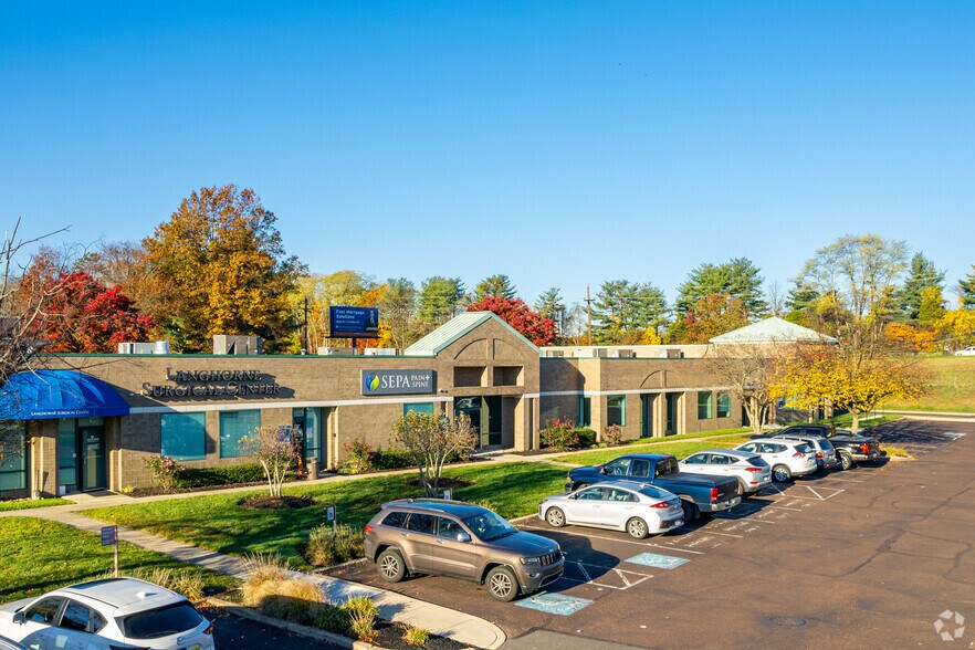 800-880 Town Center Dr, Langhorne, PA à louer - Photo du bâtiment - Image 3 de 12
