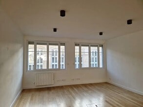 28 Rue Des Petits Hôtels, Paris for lease Interior Photo- Image 2 of 3