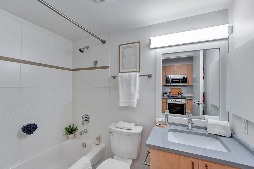 8950-8960 University High St, Burnaby, BC for lease - Building Photo - Image 3 of 67