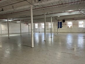 104 Anawan St, Fall River, MA à louer Photo intérieure- Image 1 de 2