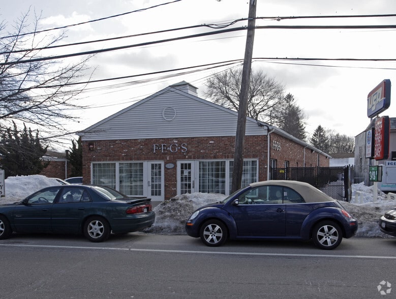 220 Main St, Center Moriches, NY for lease - Building Photo - Image 2 of 14