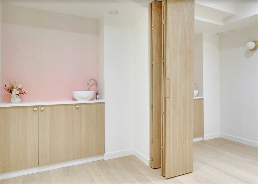 Retail in Paris for lease - Interior Photo - Image 3 of 6