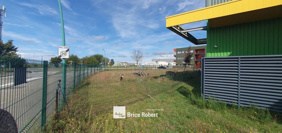 Local d'activités dans Civrieux à vendre - Photo du bâtiment - Image 3 de 8