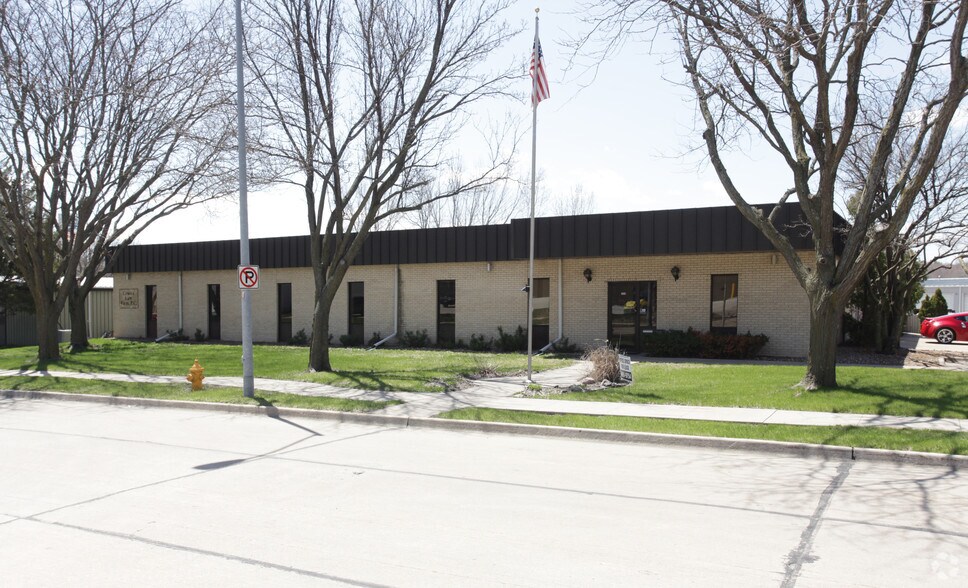 2024 NW 92nd Ct, Clive, IA à vendre - Photo du bâtiment - Image 2 de 3